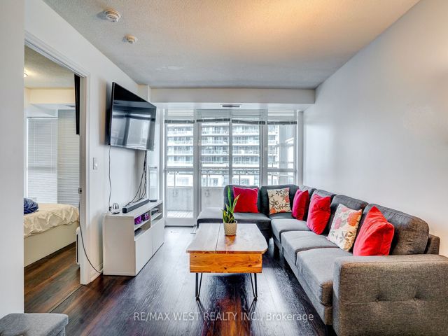 1013 - 35 Bastion St