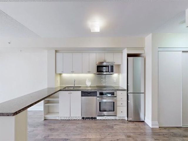 W402 - 565 Wilson Ave