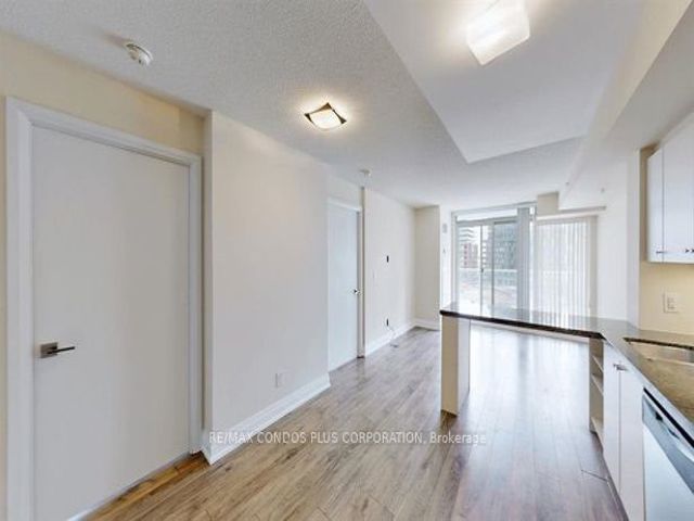 W402 - 565 Wilson Ave