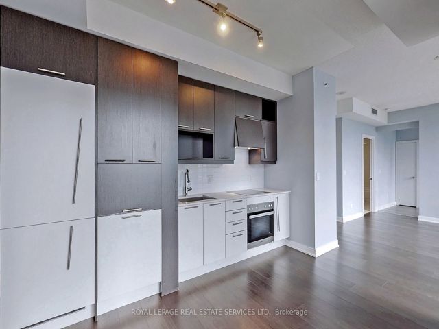 1704 - 199 Richmond St W