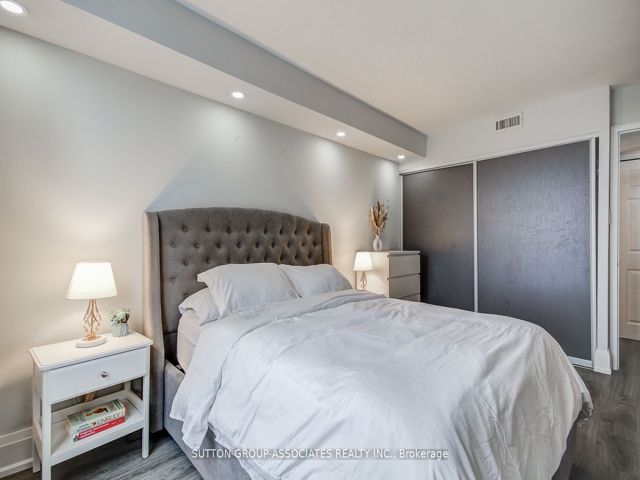 902 - 5795 Yonge St