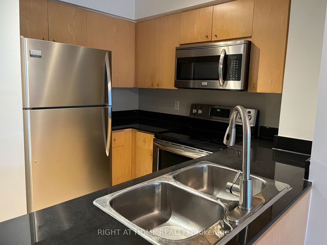1606 - 361 Front St W