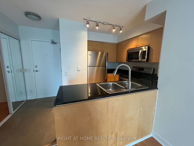 1606 - 361 Front St W