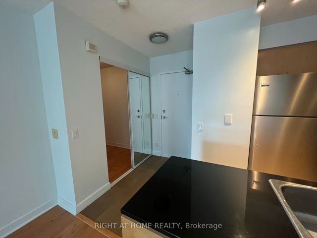 1606 - 361 Front St W