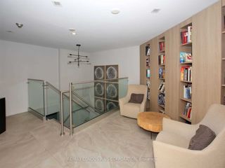 1004 - 20 Collier St