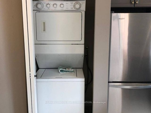 1004 - 20 Collier St