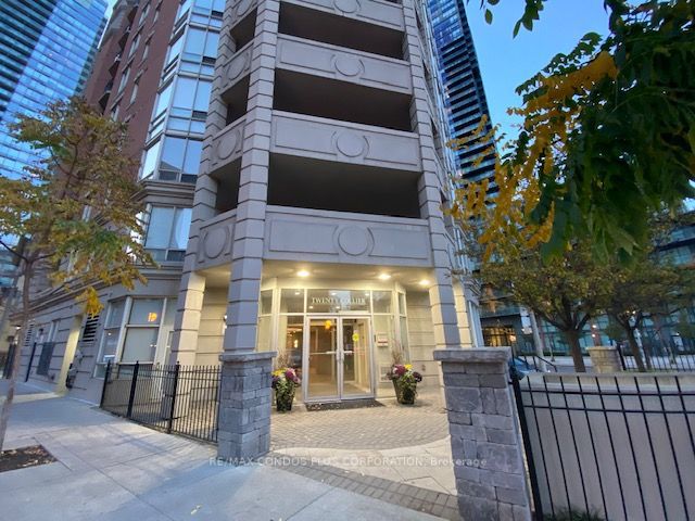 1004 - 20 Collier St