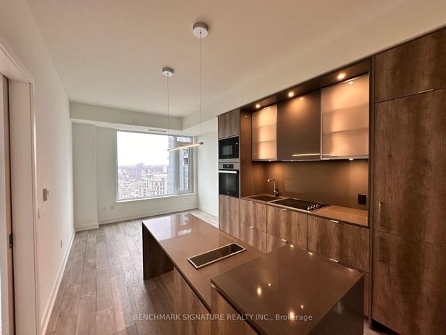 2102 - 11 Yorkville Ave