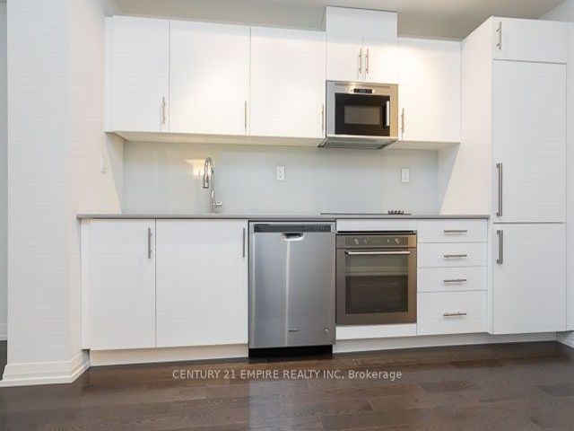 PH111 - 460 Adelaide St E