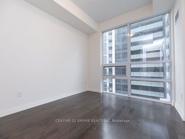 PH111 - 460 Adelaide St E