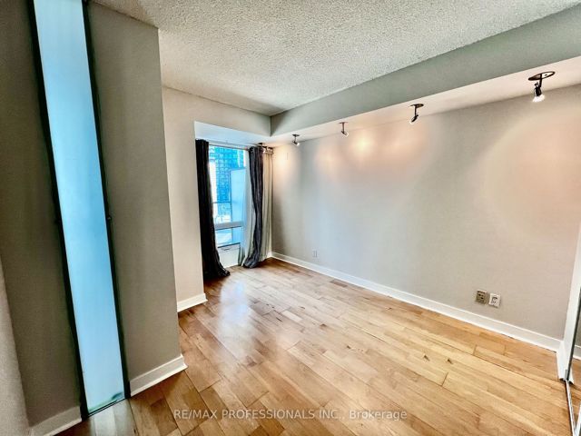 812 - 361 Front St W
