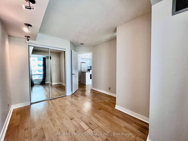 812 - 361 Front St W