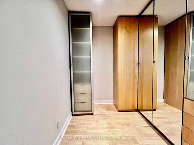 812 - 361 Front St W
