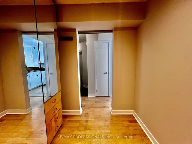 812 - 361 Front St W