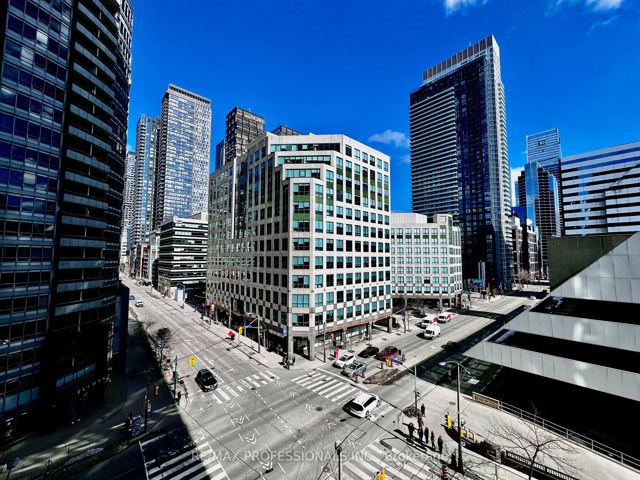812 - 361 Front St W