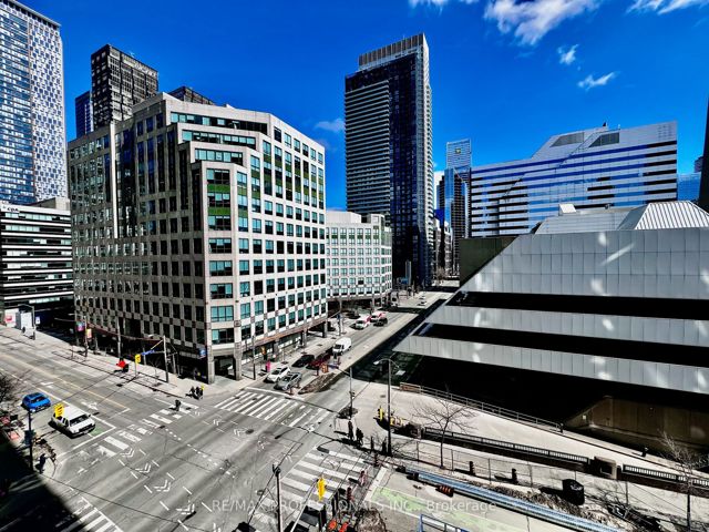 812 - 361 Front St W