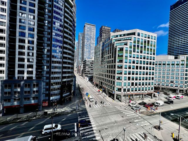 812 - 361 Front St W