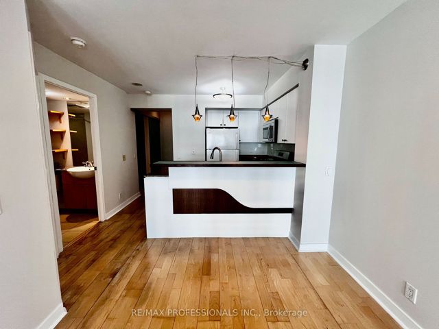 812 - 361 Front St W