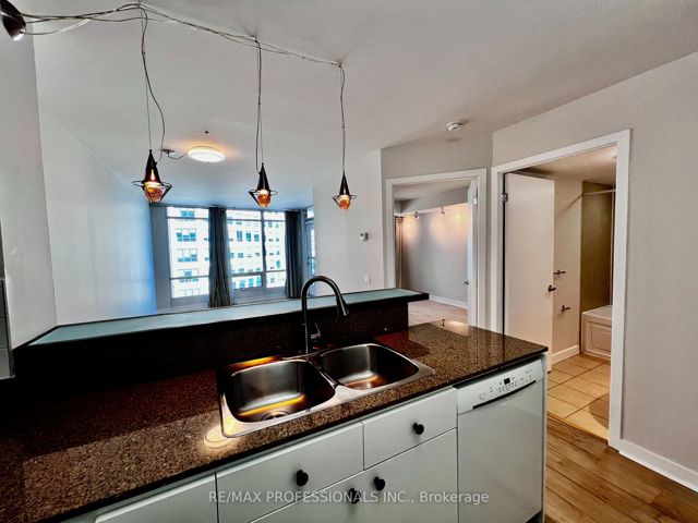 812 - 361 Front St W