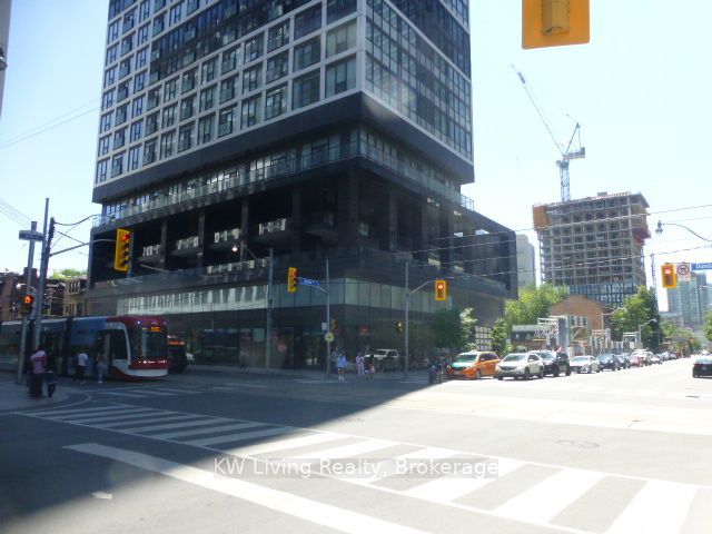 1601 - 181 Dundas St E