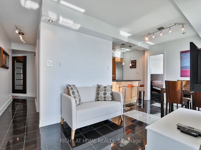 823 - 230 Queens Quay W