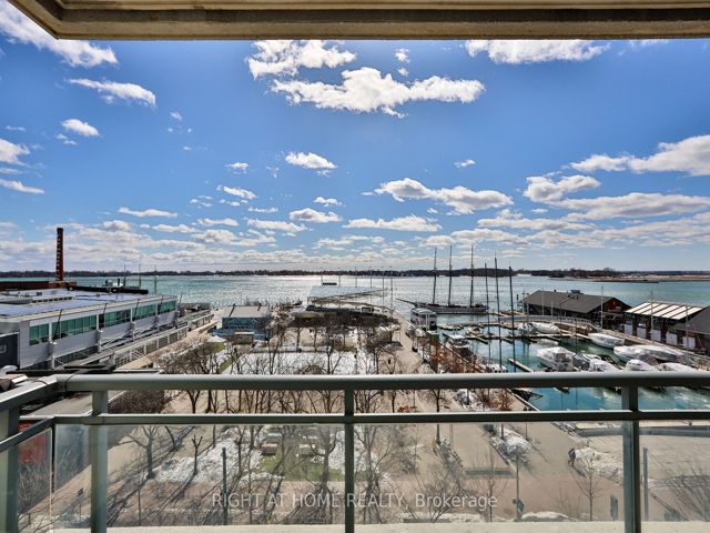 823 - 230 Queens Quay W