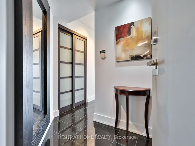 823 - 230 Queens Quay W