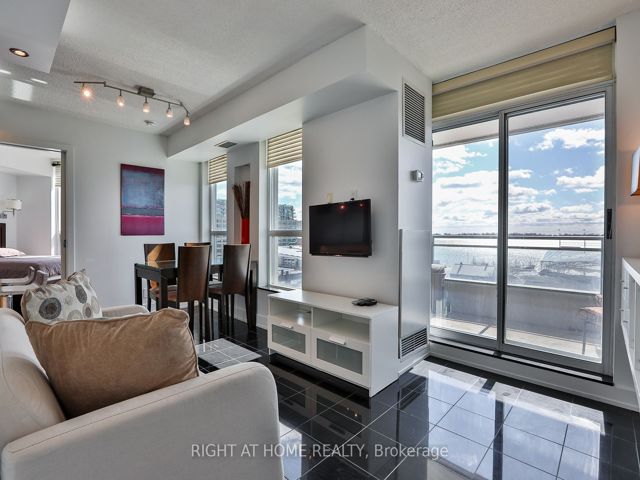 823 - 230 Queens Quay W