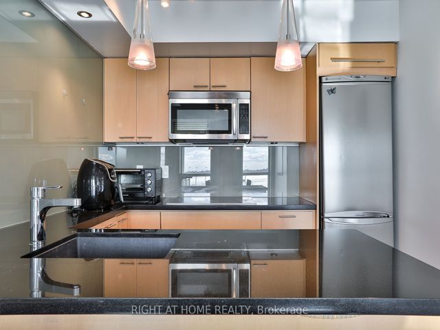 823 - 230 Queens Quay W