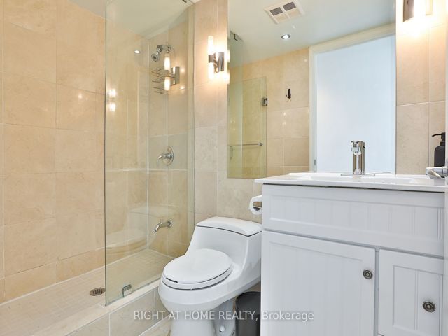 823 - 230 Queens Quay W