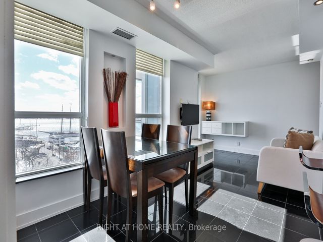 823 - 230 Queens Quay W