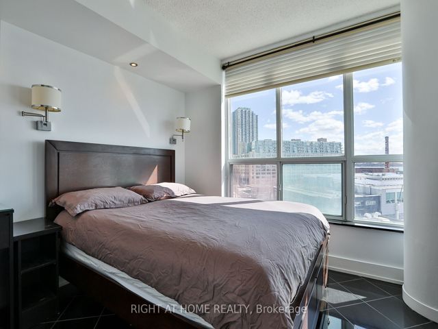823 - 230 Queens Quay W