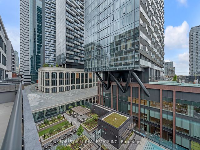 707 - 455 Wellington St W