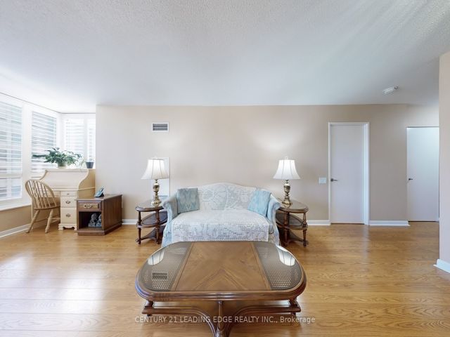 910 - 33 Sheppard Ave E
