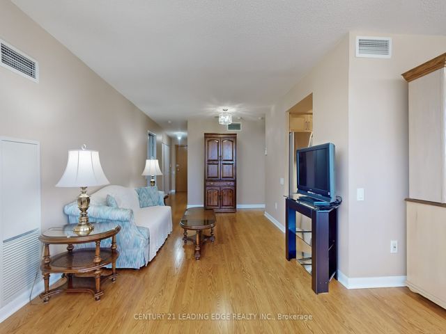 910 - 33 Sheppard Ave E