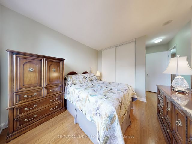 910 - 33 Sheppard Ave E