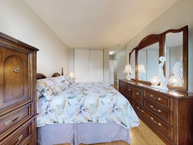 910 - 33 Sheppard Ave E