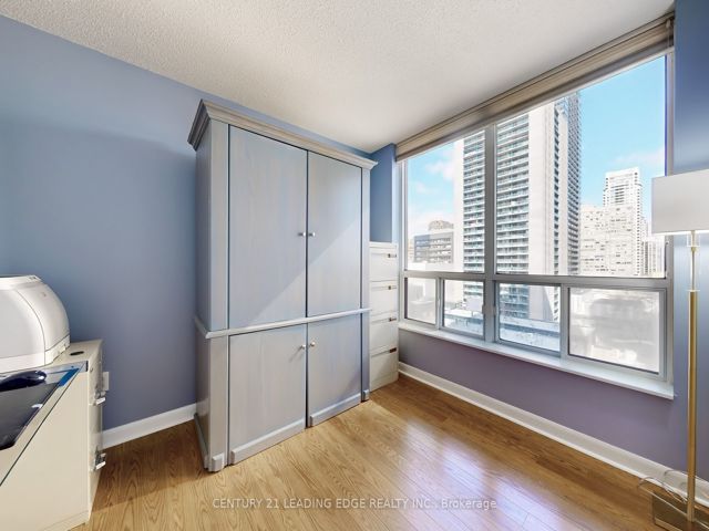910 - 33 Sheppard Ave E
