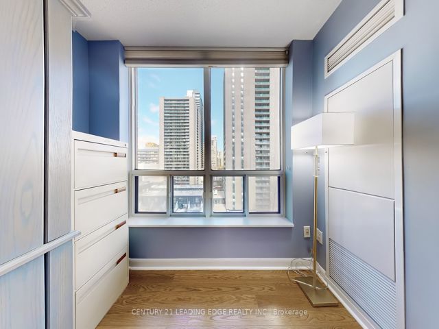 910 - 33 Sheppard Ave E