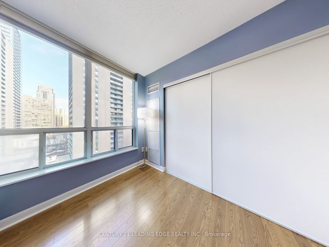 910 - 33 Sheppard Ave E