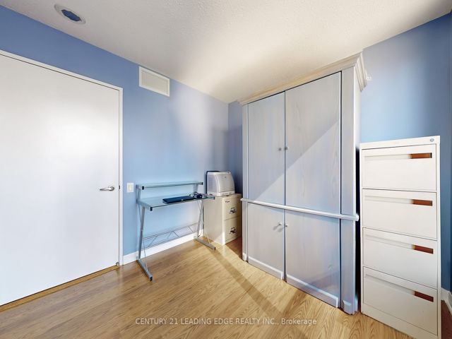 910 - 33 Sheppard Ave E