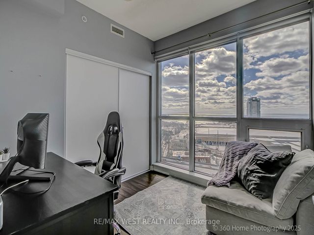 1512 - 51 East Liberty St S