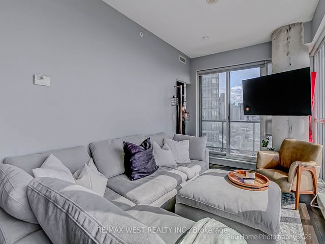 1512 - 51 East Liberty St S