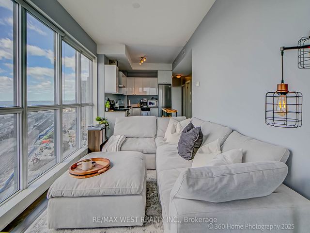1512 - 51 East Liberty St S