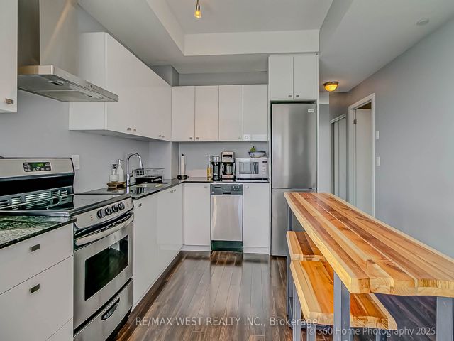 1512 - 51 East Liberty St S