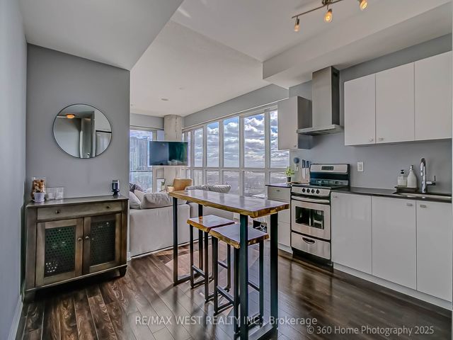 1512 - 51 East Liberty St S