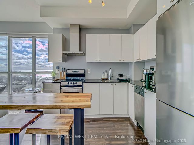 1512 - 51 East Liberty St S
