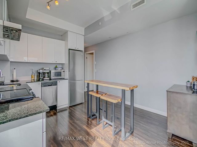 1512 - 51 East Liberty St S