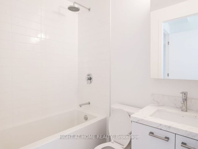 2702 - 2221 Yonge St
