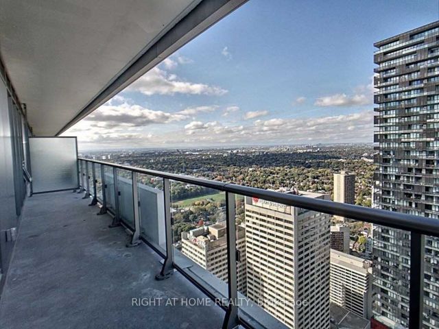 2702 - 2221 Yonge St